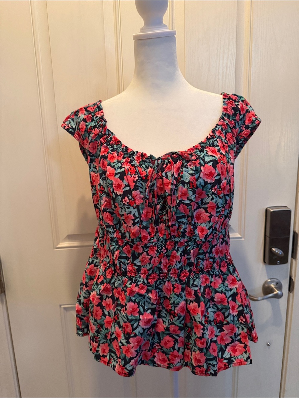 Old Navy Pink Floral Peplum Scoop-Neck Blouse on Black